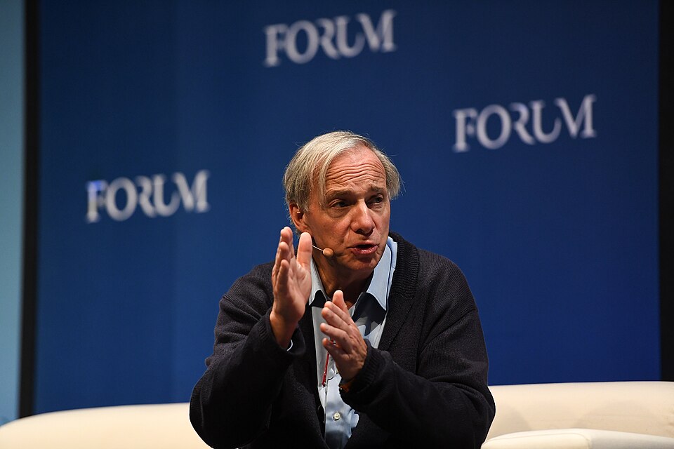 Nell’immagine vediamo Ray Dalio, fondatore, e ex CEO, CIO e Chairman di Bridgewater Associates al Web Summit di Lisbona del 2018. Foto di Harry Murphy / Web Summit / Sportsfile.
